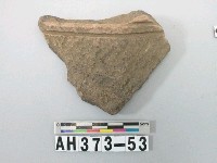 藏品(灰褐色細砂陶口緣殘件)的圖片